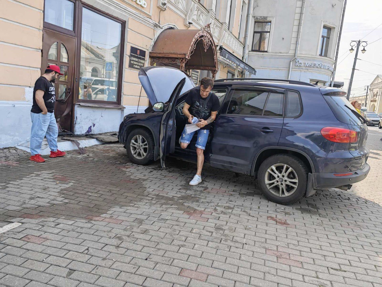 На перекрестке улиц Большой Московской и Гагарина во Владимире столкнулись  две иномарки, одна из которых такси | 11.06.2024 | Владимир - БезФормата